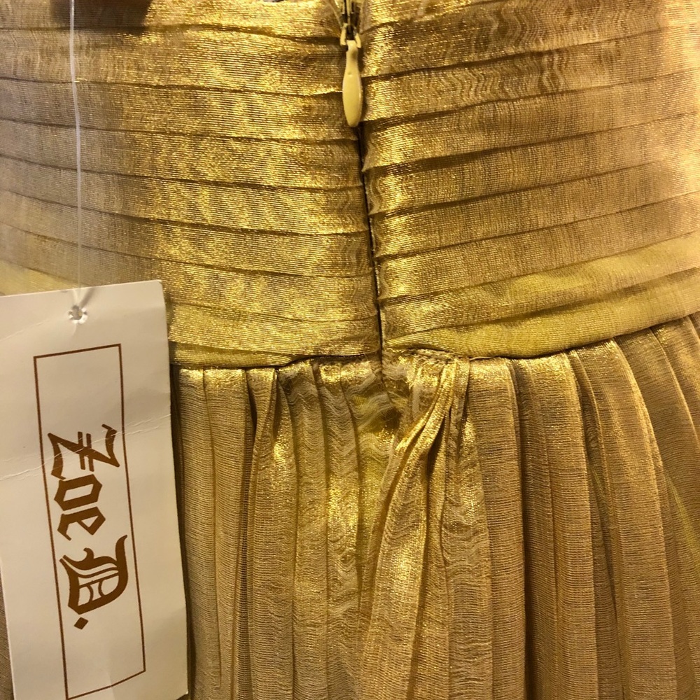 Zoe D fully lined gold pleated flare skirt
